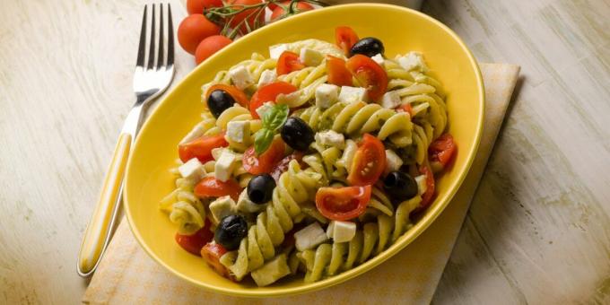 Salad dengan saus pasta, tomat, zaitun, mozzarella, dan mustard