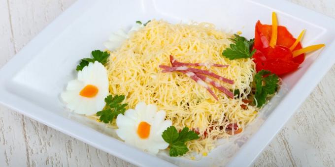 Salad sosis asap dengan tomat, telur dan keju: resep sederhana
