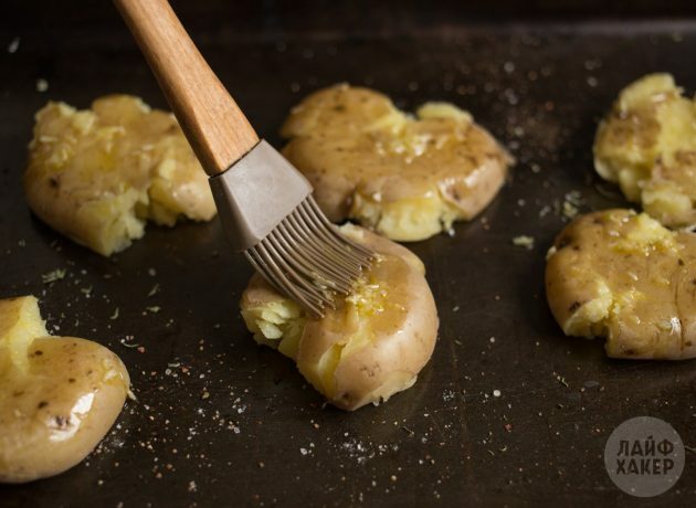 Cara memasak kentang panggang dalam oven: Olesi semuanya dengan minyak bawang putih