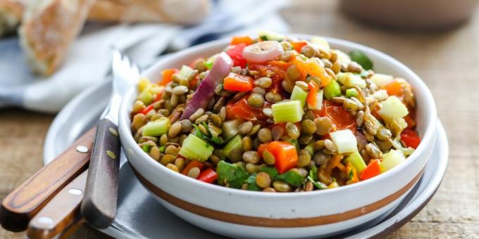 Salad dengan lentil dan sayuran