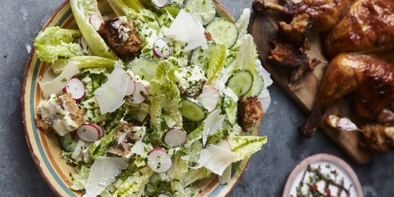Caesar salad dengan ayam, ketimun dan lobak dari Jamie Oliver