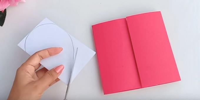 kartu ulang tahun dengan tangan Anda sendiri: cat pada satu sisi kertas putih jantung dan dipotong sepanjang kontur