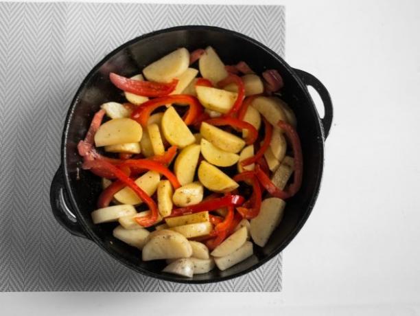 Ayam dengan sayuran: tambahkan paprika dan kentang