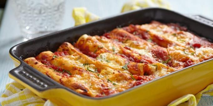 Cannelloni dengan ayam cincang, dipanggang dalam oven