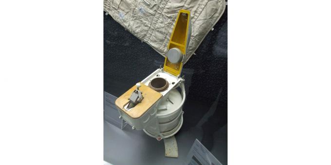 Salah satu toilet di stasiun orbit Mir