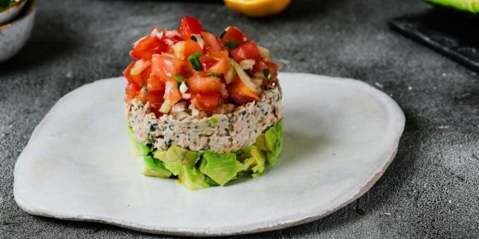 Salad dengan tuna, tomat, dan alpukat