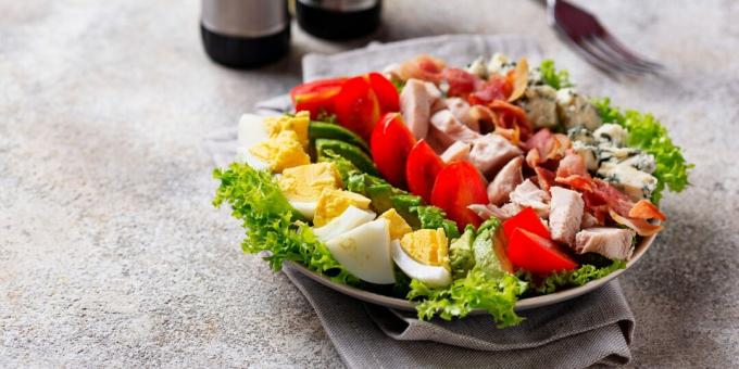 Salad Cobb dengan ham, telur, alpukat, tomat ceri, dan keju biru