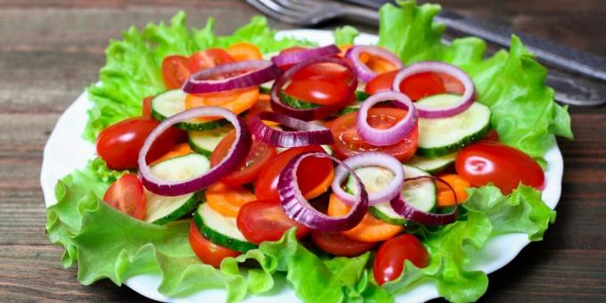 Salad sayuran sederhana dengan wortel