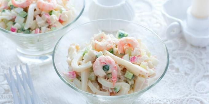 Salad cepat dengan koktail laut