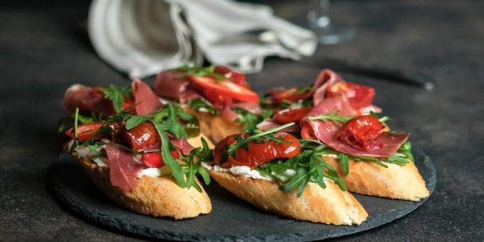 Bruschetta dengan keju cottage, bacon, dan arugula