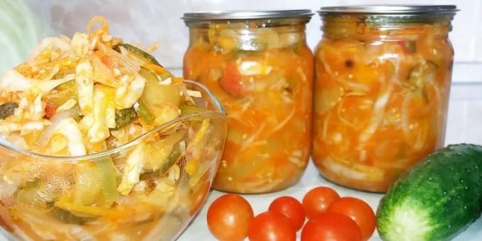 Salad kubis untuk musim dingin: Kubis salad dengan mentimun, terong, paprika dan tomat