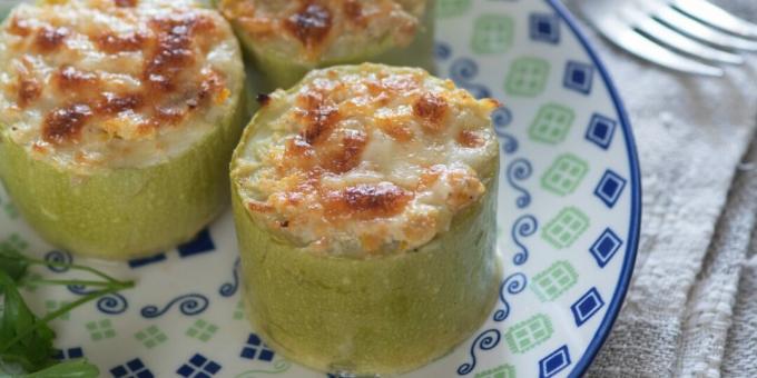 Barel zucchini dengan keju dan telur