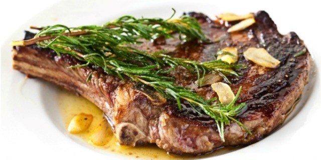 Resep dengan bawang putih: Steak dengan bawang putih dan rosemary