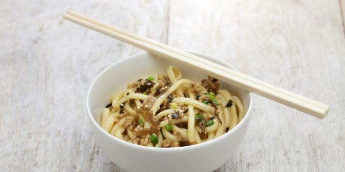 Mie dan-dan dengan kacang tanah, paprika, dan daun bawang