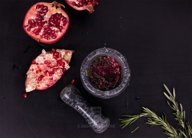Koktail delima dengan sampanye dan rosemary: giling delima dan rosemary secara terpisah