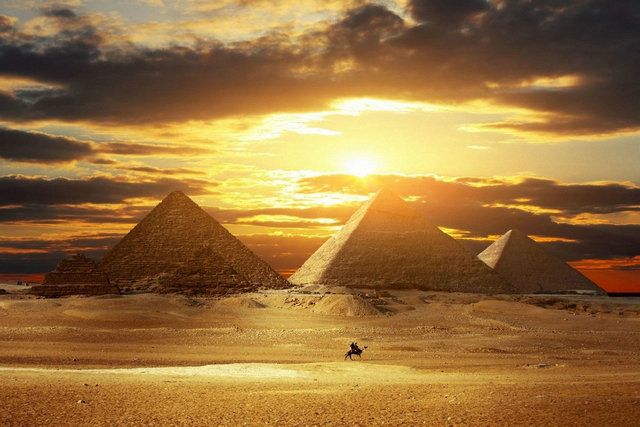 Sunset di Mesir di Piramida