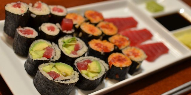pada perut kosong: Sushi