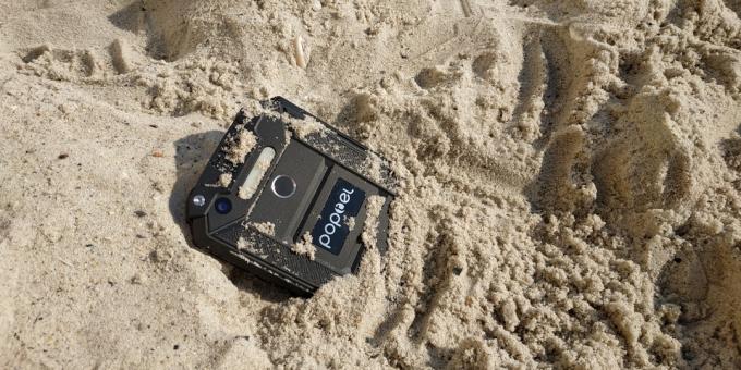Dilindungi smartphone Poptel P9000 Max: Dalam pasir