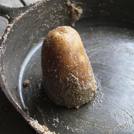 bagaimana untuk menyingkirkan karat: garam dan kentang