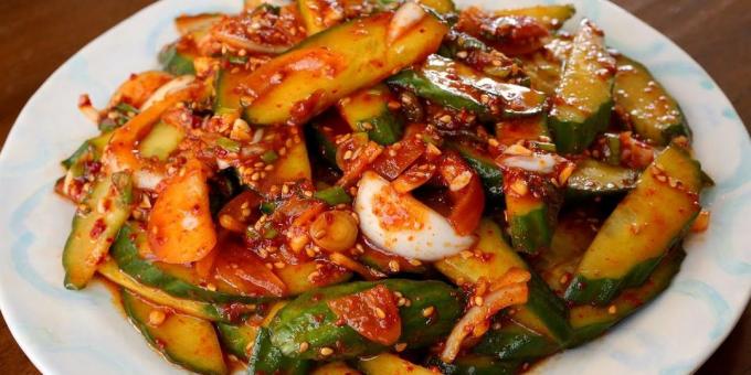 Mentimun dalam bahasa Korea dengan bawang, bawang putih, kecap dan minyak wijen