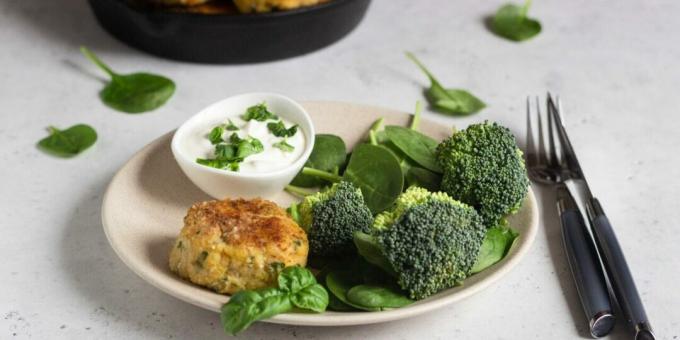 Potongan daging dada ayam dengan brokoli dan bayam