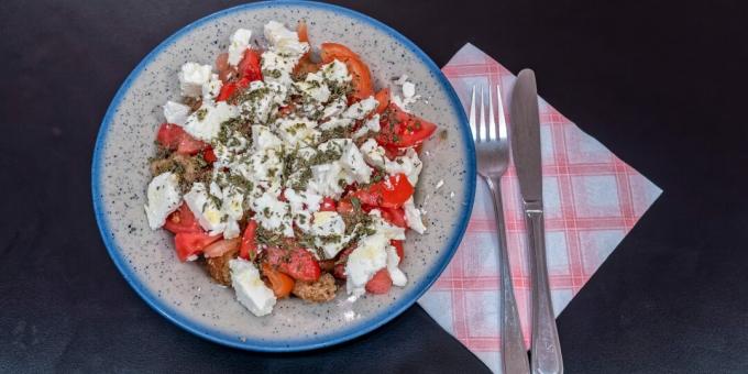 Dakos - salad Yunani dengan crouton, tomat, dan feta