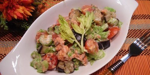 Terung salad, ikan kaleng dan seledri