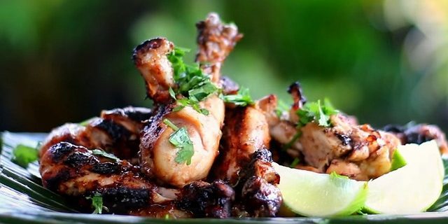 Resep untuk panggangan: kaki ayam dalam bumbu kedelai-madu