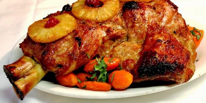 Daging babi di oven: babi ham dengan nanas, almond dan buah prune