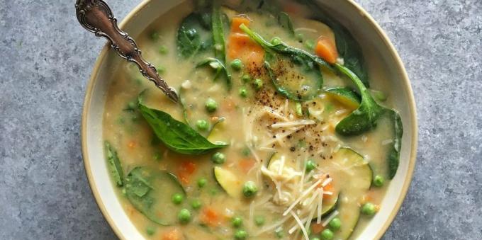 sup sayuran: sup dengan zucchini, bayam, kacang-kacangan dan anggur putih