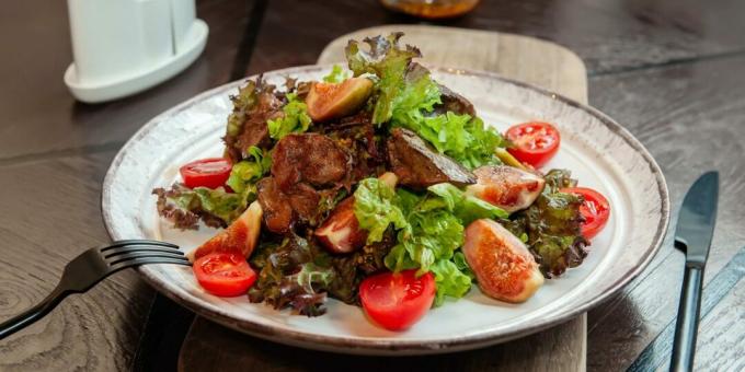 Salad hangat dengan hati ayam dan buah ara