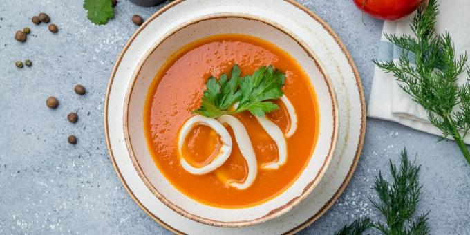 Sup tomat dengan cumi-cumi