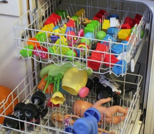 Cara menggunakan mesin cuci piring: mencuci mainan