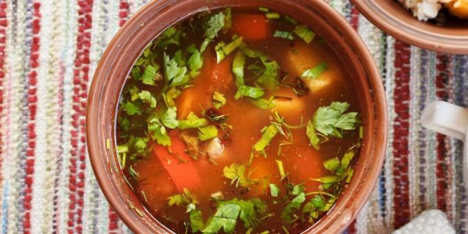 Sup sayur sederhana dalam pot