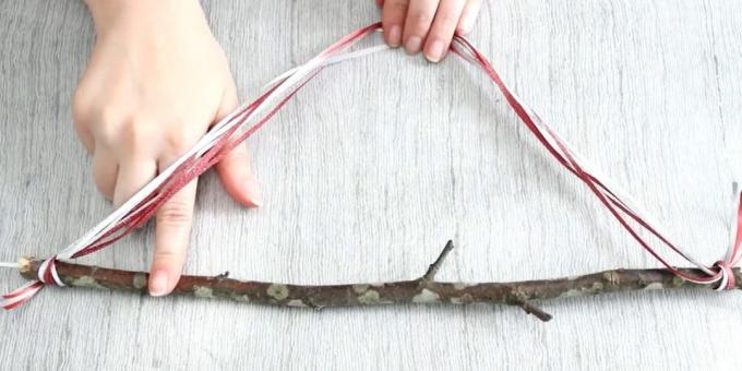 Advent kalender dengan tangan Anda sendiri: Tie pita dengan kedua ujung cabang