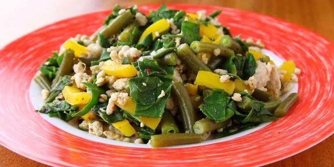 Kalkun diet rebus dengan kacang hijau, paprika dan bayam: resep sederhana