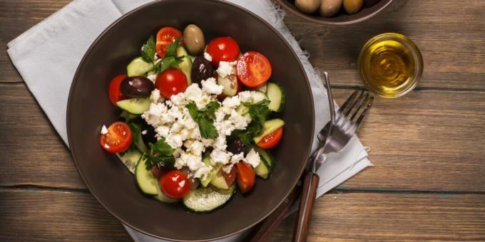 Salad Yunani dengan feta