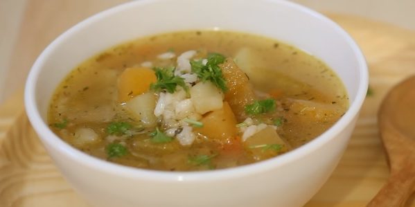 Hidangan dari lobak: sup sayur dengan lobak dan beras