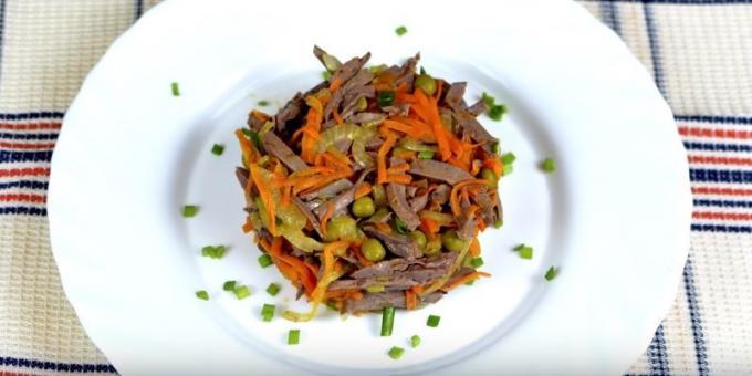 Salad dengan kacang polong kalengan, wortel dan hati ayam