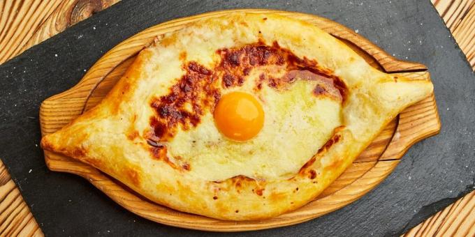 Cara khachapuri Masak di Adjara pada puff pastry