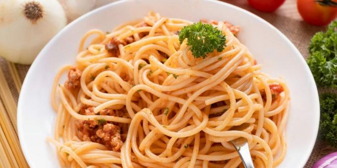 Spaghetti dengan daging cincang pedas