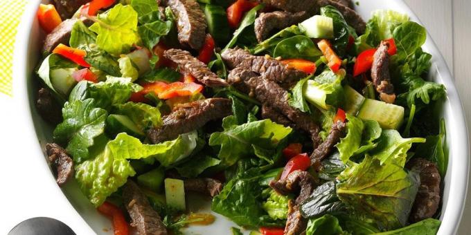 hidangan daging sapi: Spicy salad dengan daging sapi dan rempah-rempah