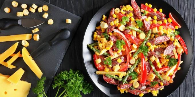 Salad dengan sosis, jagung, dan paprika