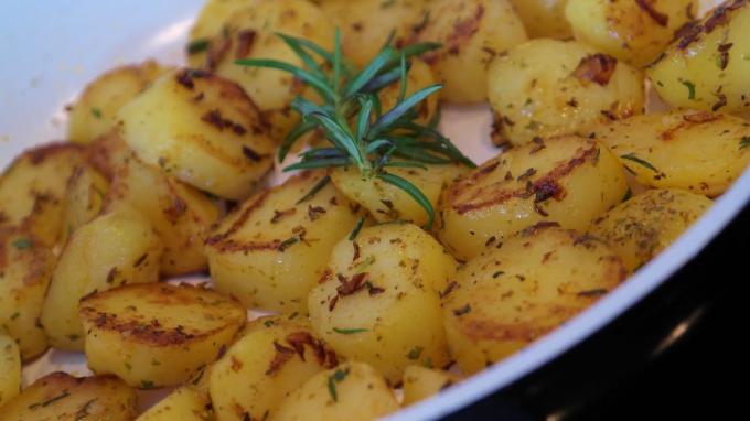 Cara menggoreng kentang dengan bawang, jintan dan rosemary