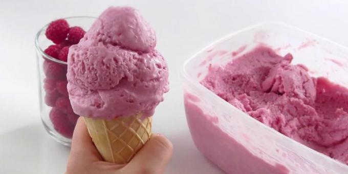 keju dan yoghurt es krim dengan susu kental dan raspberry