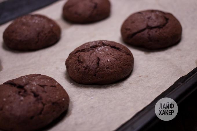 Ide untuk sarapan: biskuit dengan pasta cokelat - Tempat di oven selama 15-18 menit
