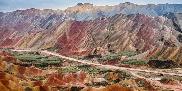 wilayah Asia sengaja menarik wisatawan: bukit berwarna Zhangye Danxia National Geological Park, Cina