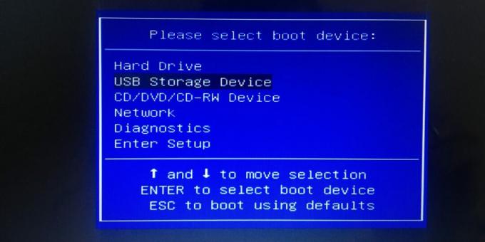 Untuk mengonfigurasi BIOS agar boot dari flash drive USB, pilih item Perangkat Penyimpanan USB
