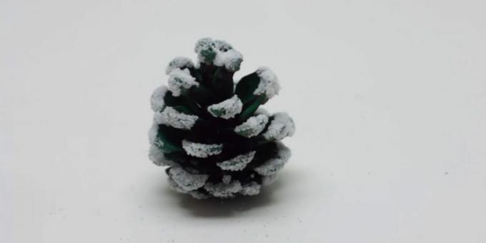 cara membuat pohon Natal dengan tangan Anda sendiri: tutupi kerucut dengan garam