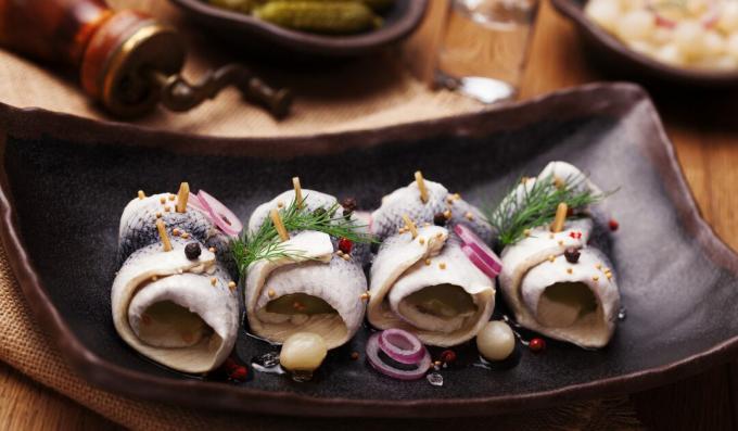 Rollmops dengan mustard dan bawang